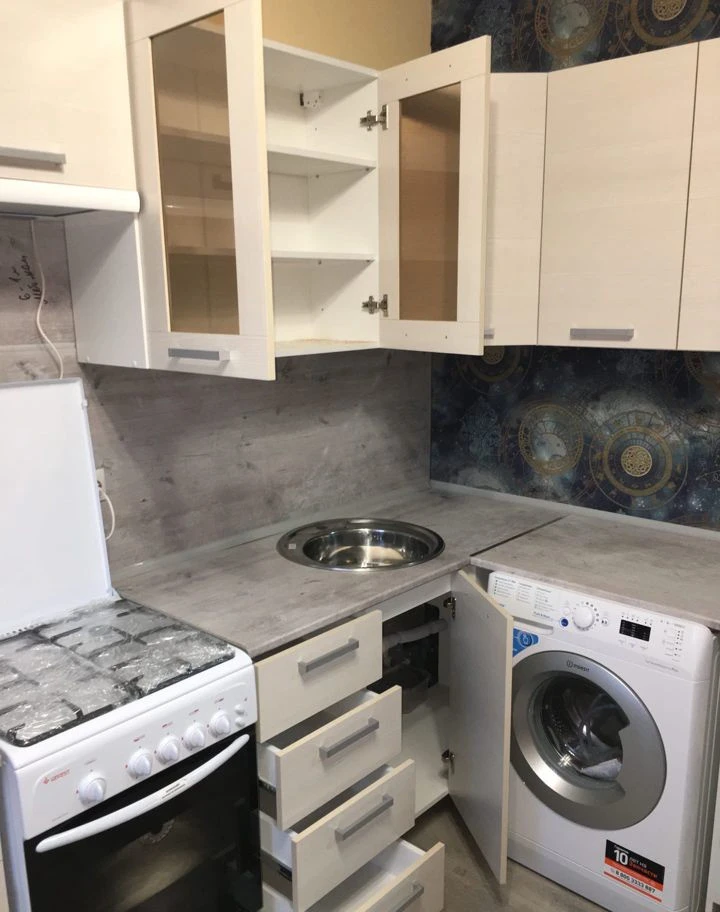 Кухня угловая 3,1*1,6м,собрана из готовых модулей