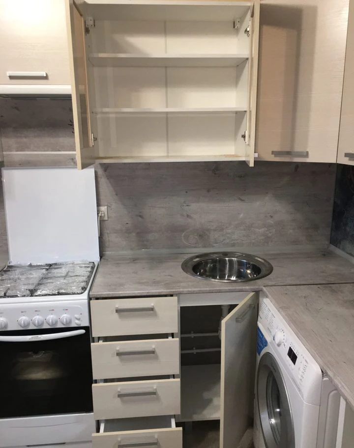Кухня угловая 3,1*1,6м,собрана из готовых модулей